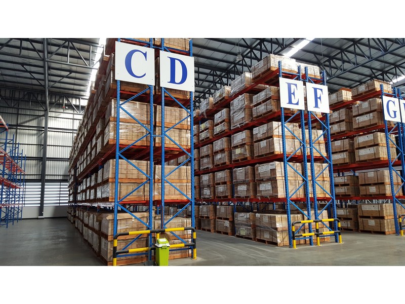 Selective pallet rack