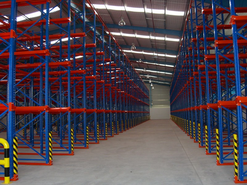 Drive in pallet rack